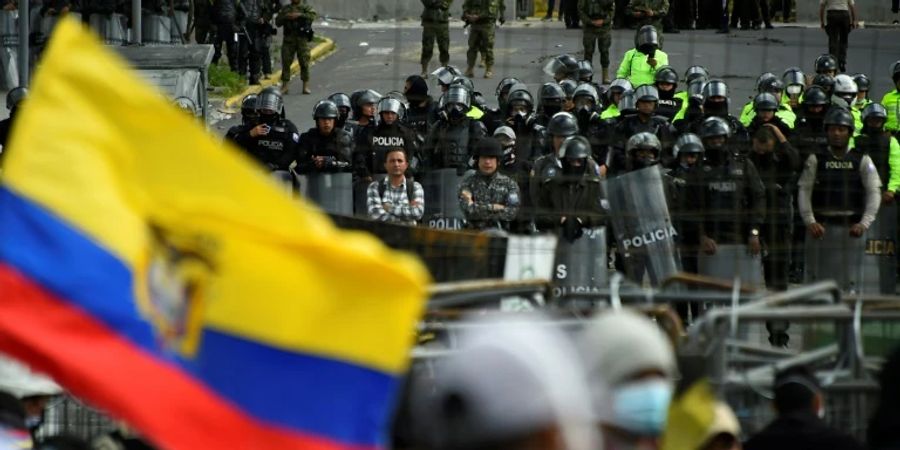 Polizisten nahe dem Parlament in Quito