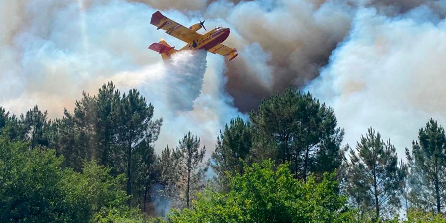 Ein Canadair-Löschflugzeug ist nahe La Teste-de-Buch im Südwesten Frankreichs im Einsatz.