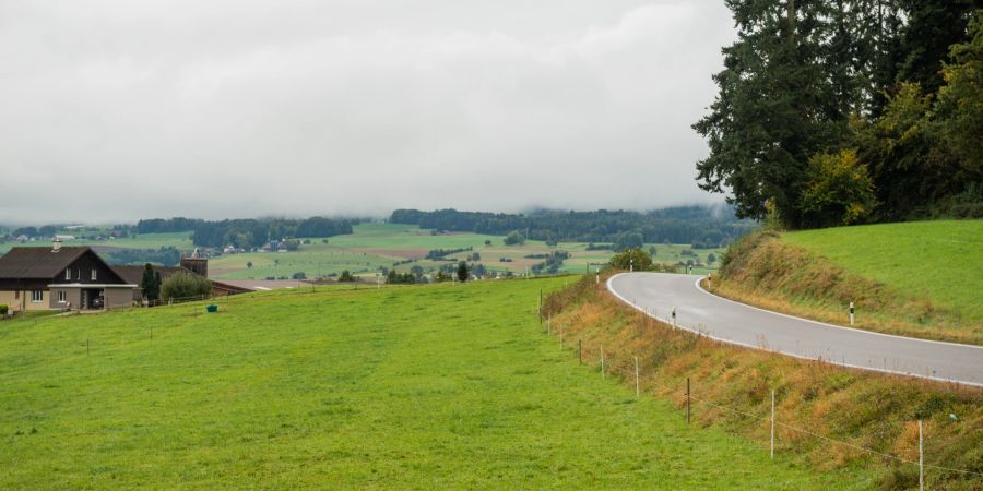 Die Kantonstrasse in Richtung Bünzen.