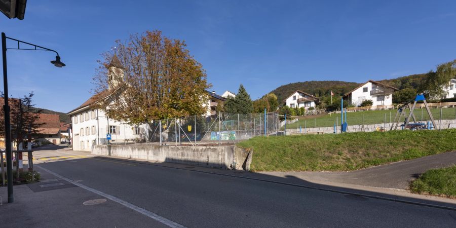 Das Schulhaus an der Hauptstrasse in Rickenbach (BL) wurde 1829 erbaut und 2000/2001 umgebaut und renoviert.