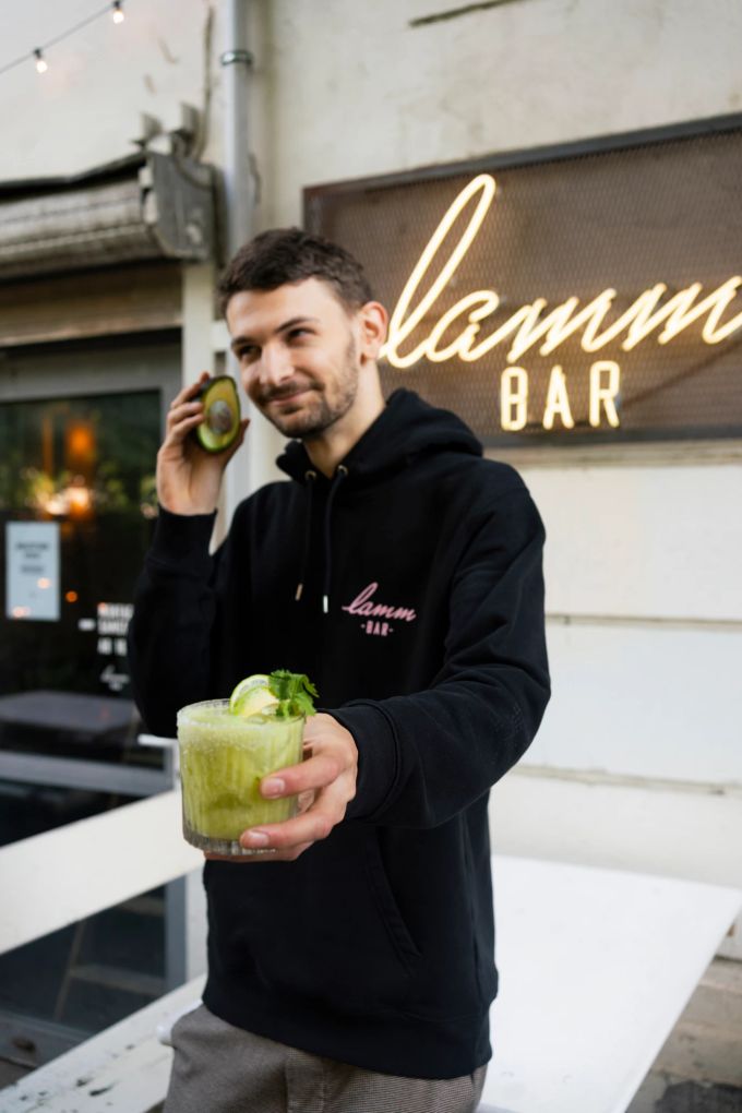 Luca Simon zeigt vor der Berliner Bar «Lamm» den erfrischenden Sommer-Cocktail Guacamolita. Mann Drink Avocado Lamm