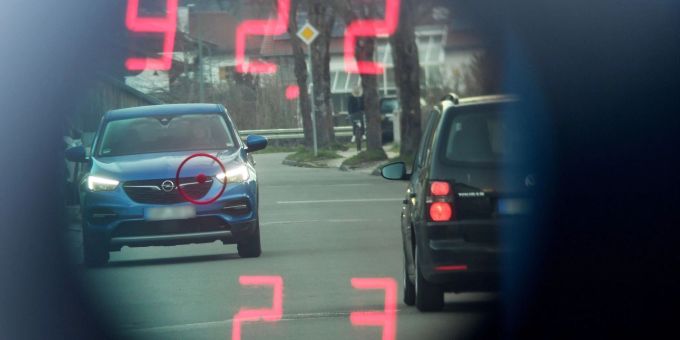 Blick durch das Innere eines Polizeiblitzers beim "Achten Bayerischen Blitzmarathon". Blick durch das Innere eines Polizeiblitzers beim "Achten Bayerischen Blitzmarathon".