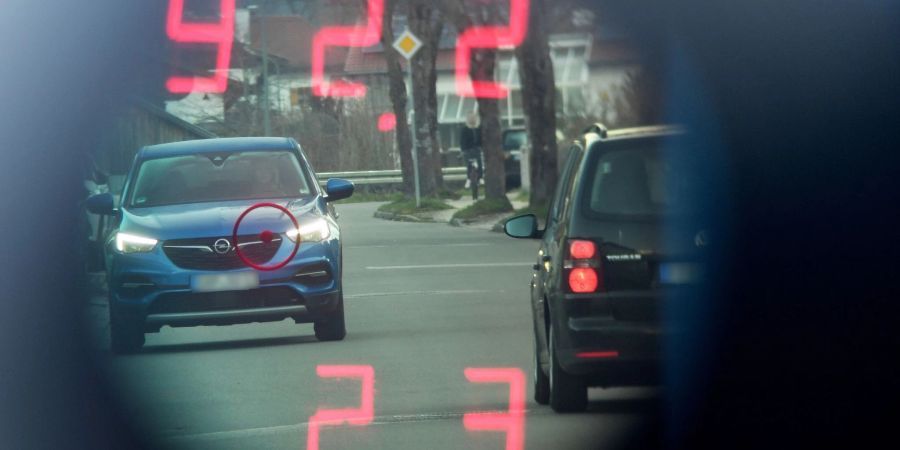 Blick durch das Innere eines Polizeiblitzers beim "Achten Bayerischen Blitzmarathon".