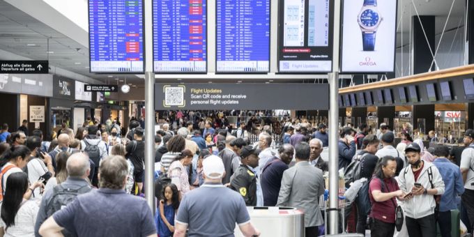 Wegen des akuten Personalmangels müssen deshalb zahlreiche Airlines ihre Flüge streichen. Flugchaos Zürich