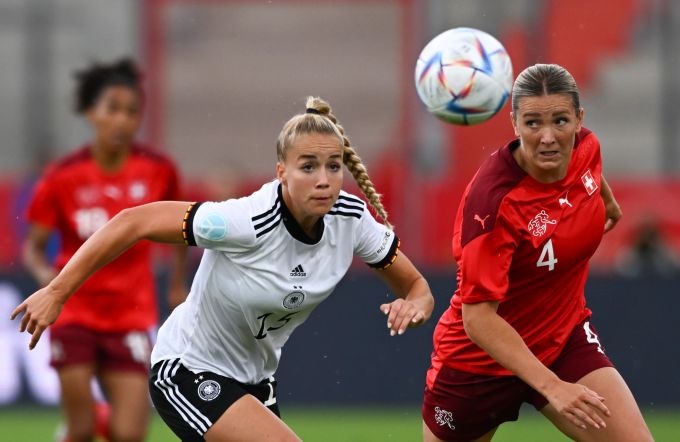 Rachel Rinast (r.) im Trikot der Schweizer Nati gegen die Deutsche Giulia Gwinn. Schweizer Nati
