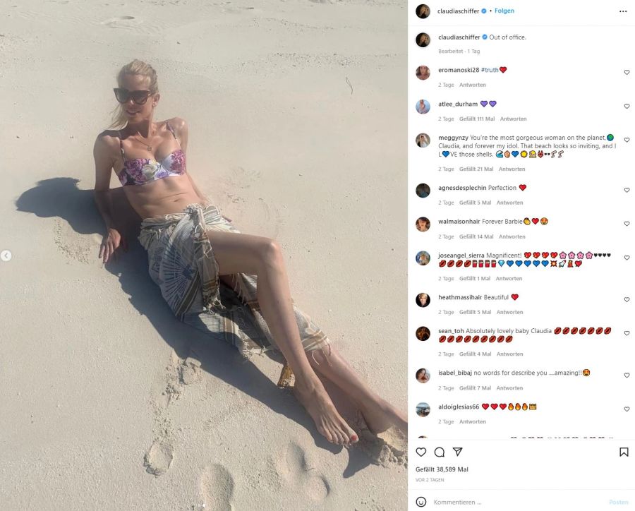 Claudia Schiffer posiert am Sandstrand.