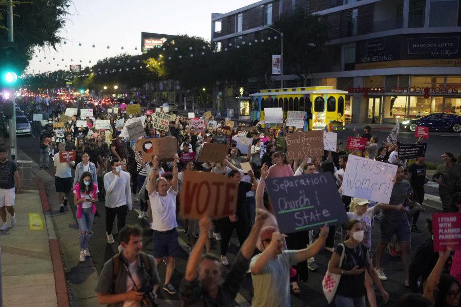 Das gleiche Bild in Kalifornien: Befürworter von Abtreibungsrechten marschieren während einer Demonstration in West Hollywood, Kalifornien, eine Strasse entlang.