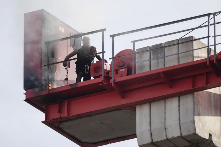 Der Mann entfachte am Dienstagmorgen, 17. Mai 2022, ein Feuer auf dem Kran.