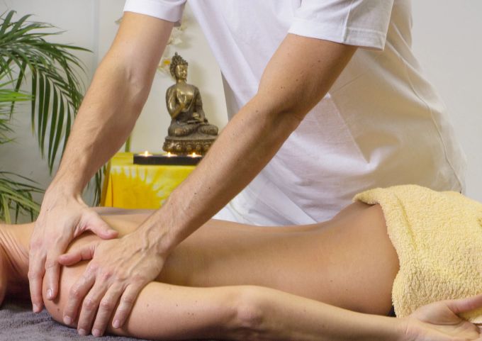 Immer gut, nicht nur bei Stress: eine Schulter- und Nackenmassage. Mann Massage Schulter Frau Liege