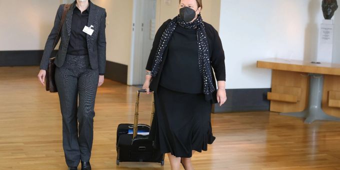 Ursula Heinen-Esser (r) kommt in Begleitung einer Rechtsanwältin zum Landtagsuntersuchungsausschuss zur Flutkatastrophe in Düsseldorf. Ursula Heinen-Esser (r) kommt in Begleitung einer Rechtsanwältin zum Landtagsuntersuchungsausschuss zur Flutkatastrophe in Düsseldorf.