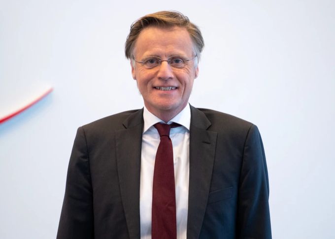 Jochen Hanebeck ist seit dem 1. April 2022 Vorstandsvorsitzender vom Halbleiterhersteller Infineon. infineon