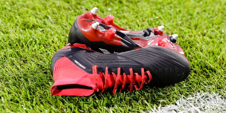 Neue Fussballschuhe dürfen ein, zwei Trainingseinheiten lang ruhig etwas drücken. Denn sie weiten sich mit der Zeit. Solch prächtigen Stollenschuhe brauchen Einsteiger aber erstmal nicht.