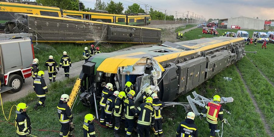 Rettungskräfte an der Unfallstelle im Bezirk Mödling bei Wien.