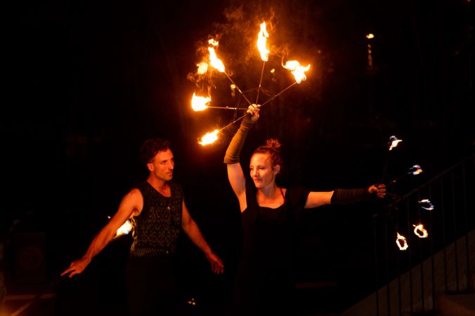 Die Artisten tanzen mit dem Feuer