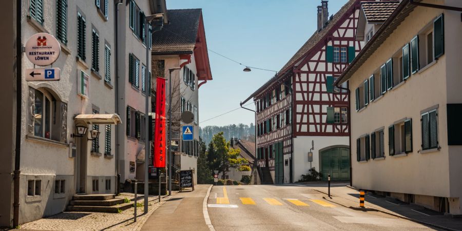 Die Mitteldorfstrasse der Gemeinde Ossingen im Zürcher Weinland.