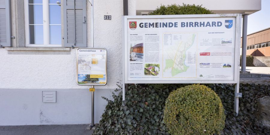 Infotafel beim Gemeindehaus in Birrhard.