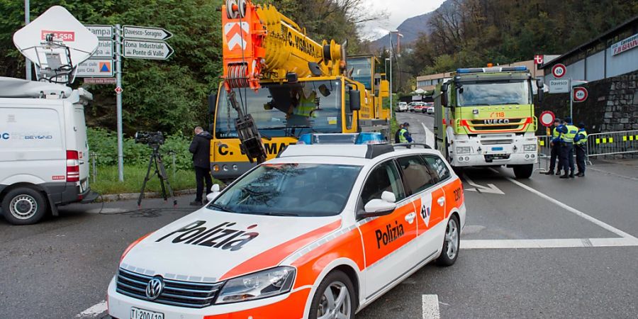 Die Tessiner Kantonspolizei rückte am Dienstagabend zu einem Brand in einem Einfamilienhaus aus. Die Feuerwehr konnte den Brand rasch unter Kontrolle bringen. (Archivbild)