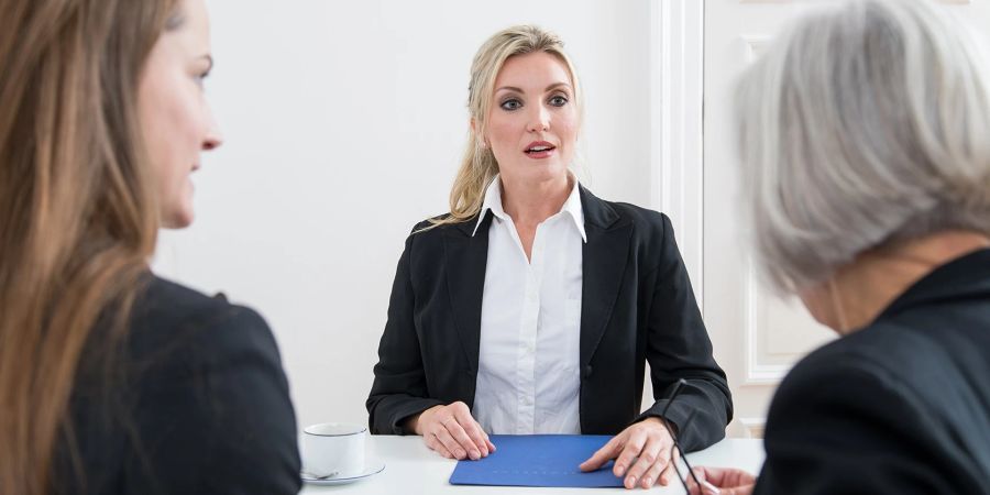 Frau Büro Meeting Chefin Angestellte Arbeitgeber Job