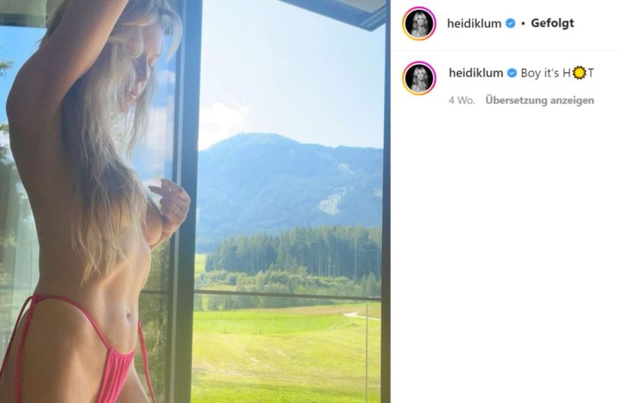 Heidi Klum posiert halbnackt vor einem Fenster.