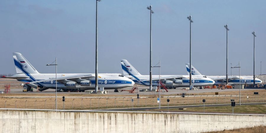 Drei Frachtflugzeuge der russischen Volga-Dnepr-Gruppe stehen Ende Februar am Flughafen Leipzig/Halle.