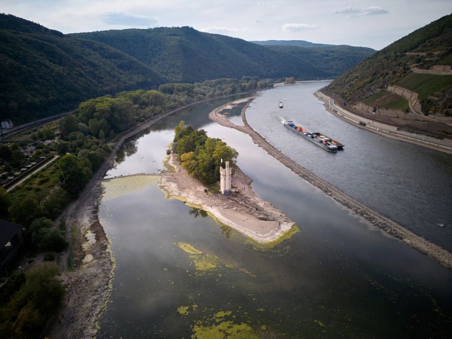 14.08.2022, Rheinland-Pfalz, Bingen: Die Insel im Rhein, auf der auch der Binger Mäuseturm steht, ist derzeit aufgrund des Niedrigwassers zu Fuß erreichbar (Luftaufnahme mit einer Drohne).