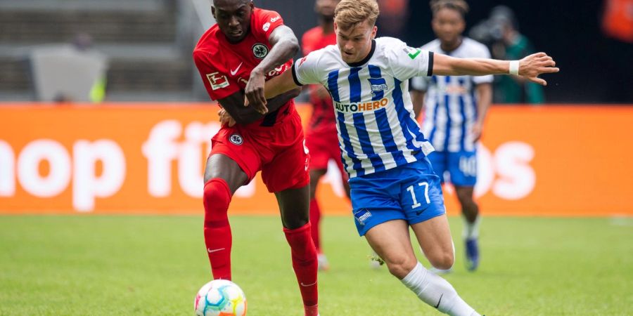 Frankfurts Randal Kolo Muani (l) und Herthas Maximilian Mittelstädt kämpfen um den Ball.