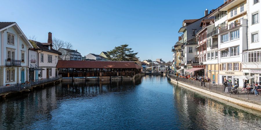 Die Aare in Thun in Blickrichtung Bälliz und die untere Schleuse.