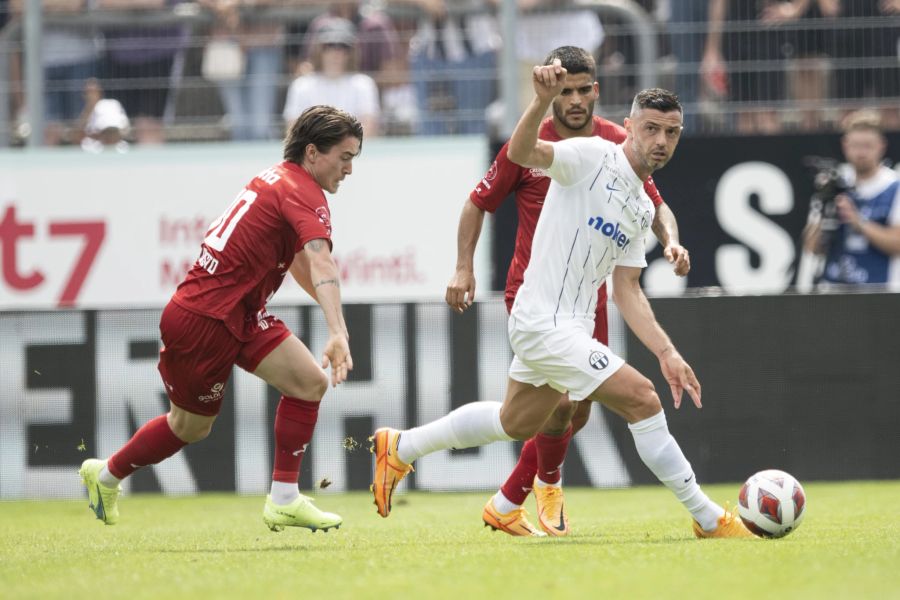 FCZ-Routinier Blerim Dzemaili behauptet den Ball gegen zwei Winterthurer.