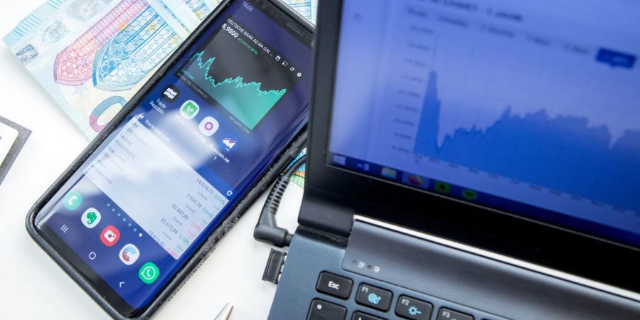 Nicht alles Geld auf eine Karte setzen: Sinnvoll ist ein Mix aus Tagesgeld, Aktienanlagen, Einzelaktien, klassischen Fonds und ETF.