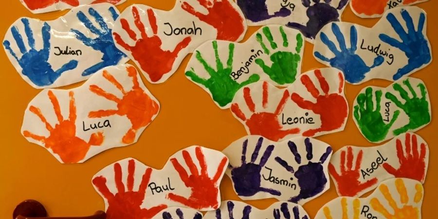 Handabdrucke in einem Kindergarten in Bayern