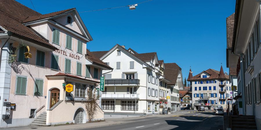 Die Hauptstrasse in Schüpfheim mit dem Hotel Adler links und dem Gasthof Kreuz.