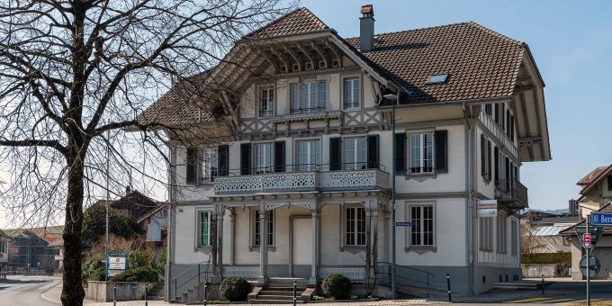 Die Gemeindeverwaltung Zäziwil und die Raiffeisenbank Kiesental der Bernstrasse 1. Die Gemeindeverwaltung Zäziwil und die Raiffeisenbank Kiesental der Bernstrasse 1.