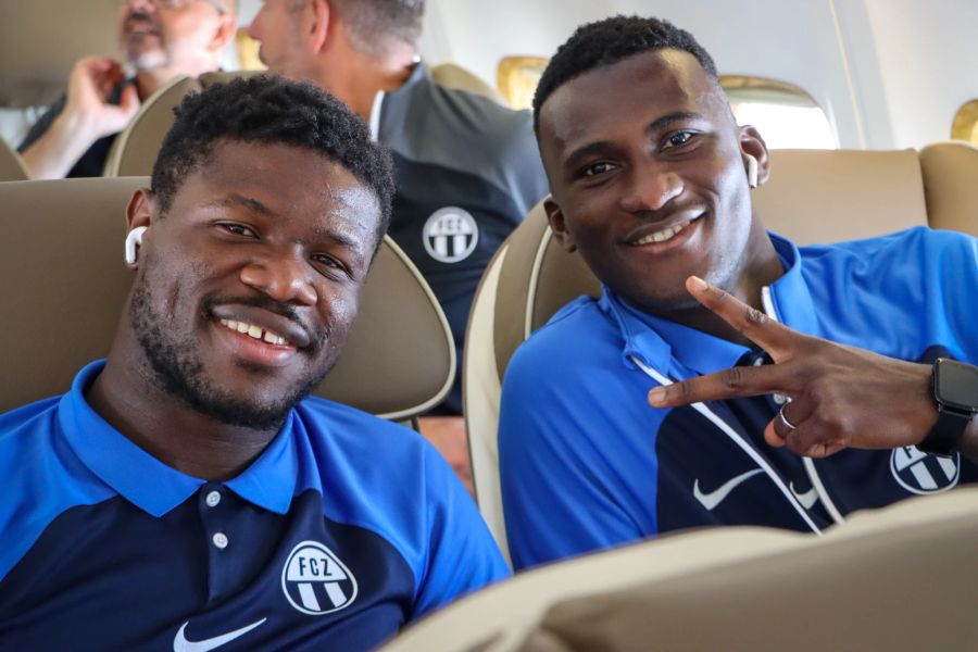 Aiyegun Tosin und Cheick Condé Im Flugzeug auf dem Weg nach Belfast.