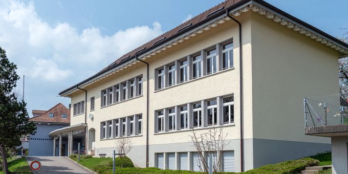 Das Schulhaus an der Schulhausstrasse 4 in Mirchel. Das Schulhaus an der Schulhausstrasse 4 in Mirchel.