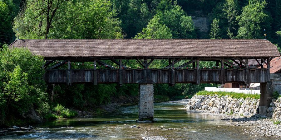 Eine Holzbrücke über die Kleine Emme in Werthenstein.