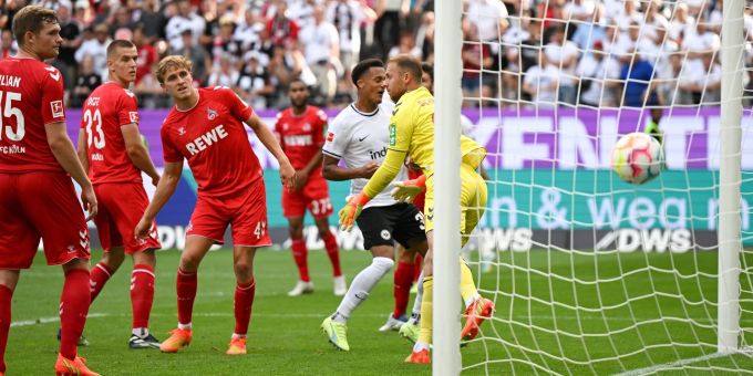 Der Freistoss von Frankfurts Daichi Kamada (nicht im Bild) geht an Kölns Torwart Marvin Schwäbe (r) vorbei zum 1:0 ins Tor. Der Freistoss von Frankfurts Daichi Kamada (nicht im Bild) geht an Kölns Torwart Marvin Schwäbe (r) vorbei zum 1:0 ins Tor.