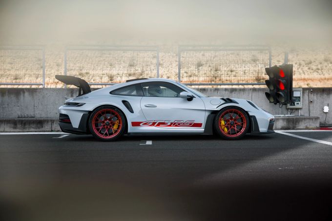 Gut erkennbar im Profil: Die vielen kleinen Aerodynamik-Massnahmen zur Verbesserung der Rundenzeiten am Limit Porsche 911 GT3 RS