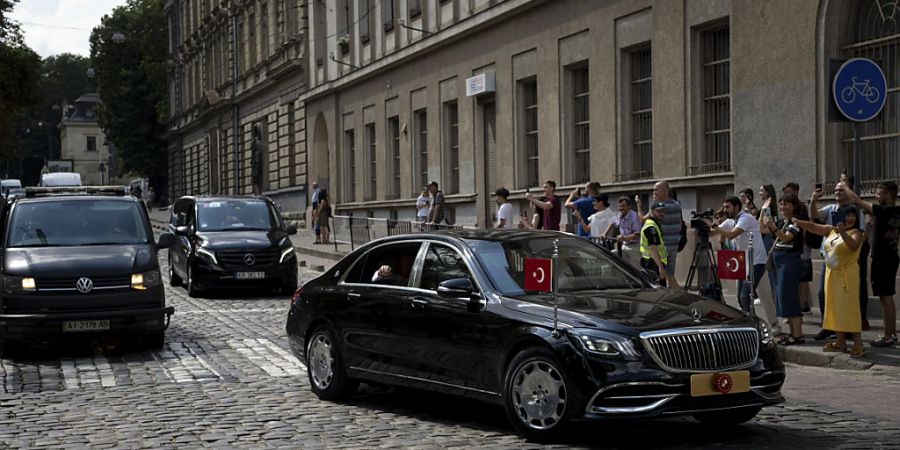 Die Ankunft der beiden Staatschefs Erdogan und Selenskyj und des UN-Generalsekretärs António Guterres in Lwiw wurde von vielen Pressevertretern und Demonstranten mit Spannung erwartet. Foto: Evgeniy Maloletka/AP/dpa