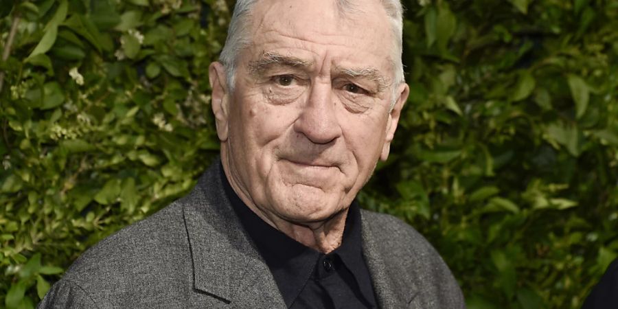 ARCHIV - Robert De Niro kommt im Rahmen des Tribeca Film Festivals zum Artists Dinner von Chanel im Balthazar. Foto: Evan Agostini/Invision/dpa