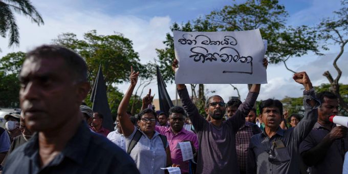 Protestteilnehmer aus Gewerkschaften, Zivilgesellschaft und Volksbefreiungsfront der Linken während einer Demonstration in Colombo. Protestteilnehmer aus Gewerkschaften, Zivilgesellschaft und Volksbefreiungsfront der Linken während einer Demonstration in Colombo.