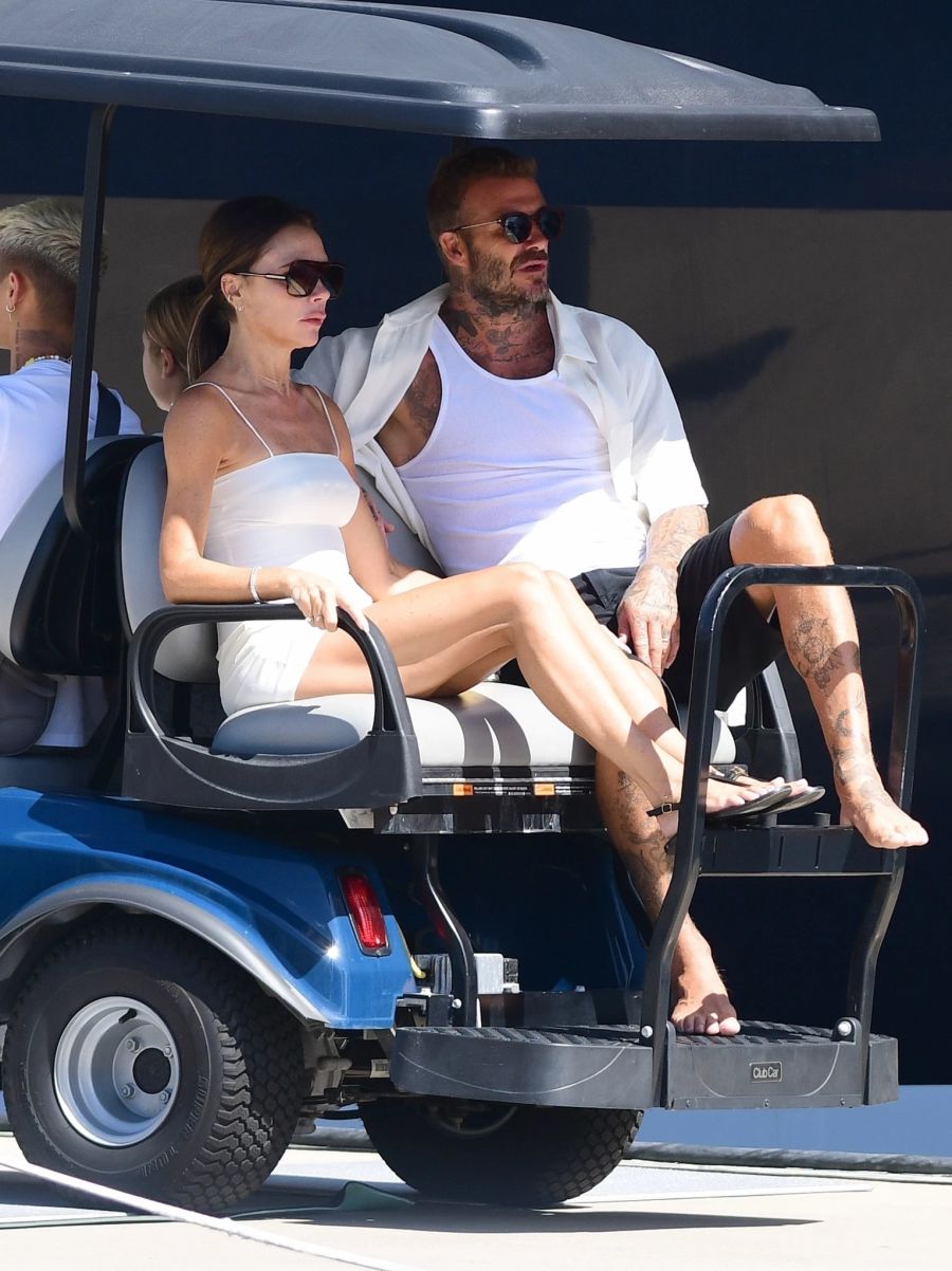 Victoria Beckham und Gatte David lassen sich zu ihrer Yacht in Florida chauffieren.