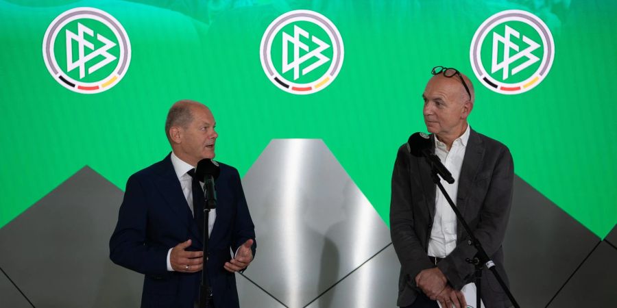 Tauschten sich über "Equal Pay" beim DFB aus: Olaf Scholz und Bernd Neuendorff.