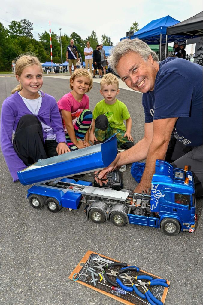 Vlnr.: Sereinea Studer, Anne und Mirio Daubner mit Stefan Studer (Mini Trucker Lyss).