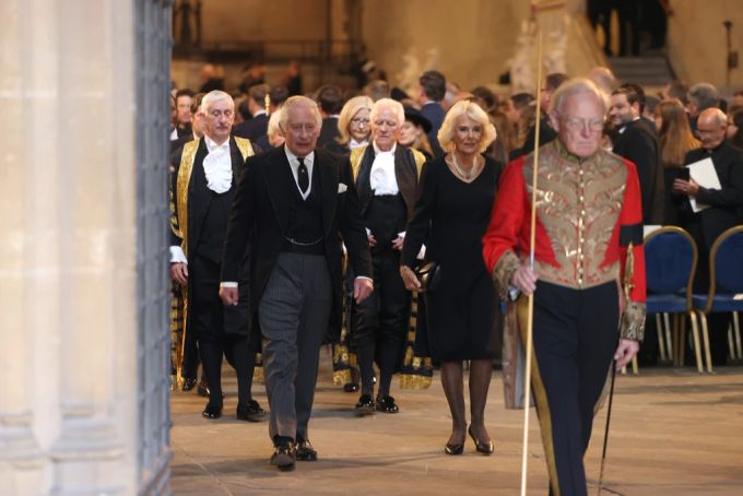 König Charles und Camilla beim Parlament in der Westminster Hall in London. Charles