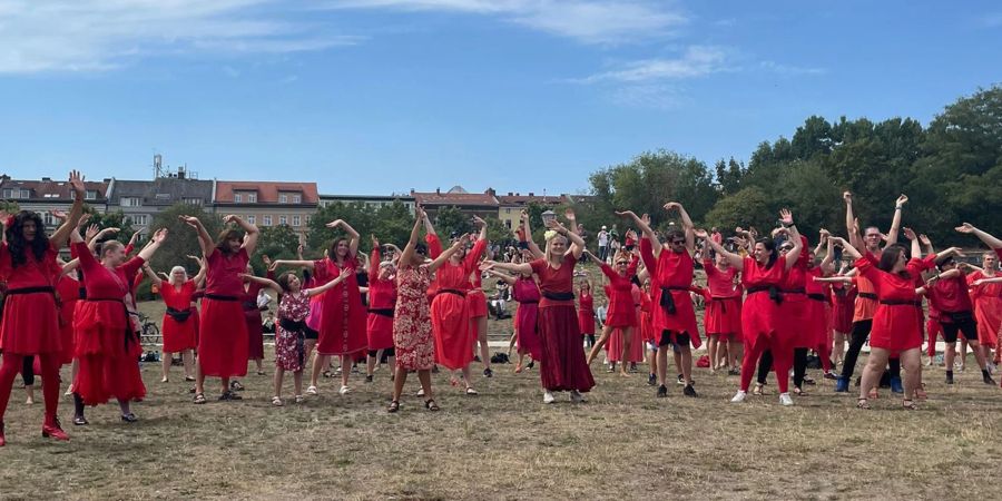 Teilnhemer beim Flashmob «The Most Wuthering Heights Day Ever» im Görlitzer Park.