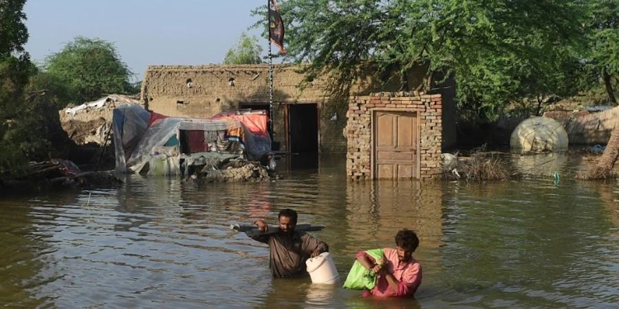 Einwohner in Shikarpur versuchen zu retten, was noch zu retten ist