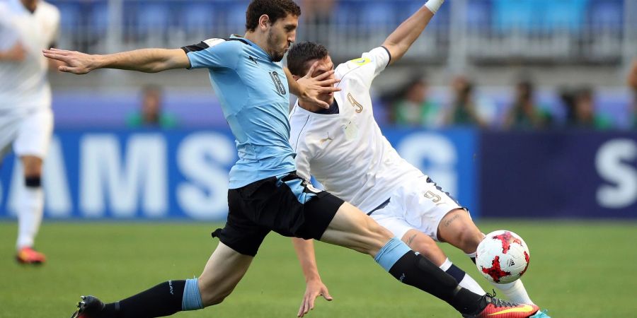Der argentinische Verteidiger Agustin Rogel (l) im Einsatz.