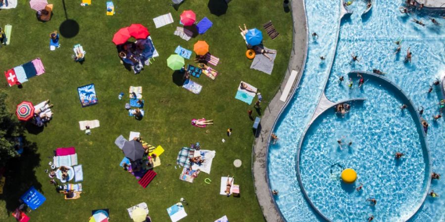 Abkühlung gesucht: Die Hitze sorgte diesen Sommer weit herum für rekordhohe Gästezahlen in Schweizer Badis.