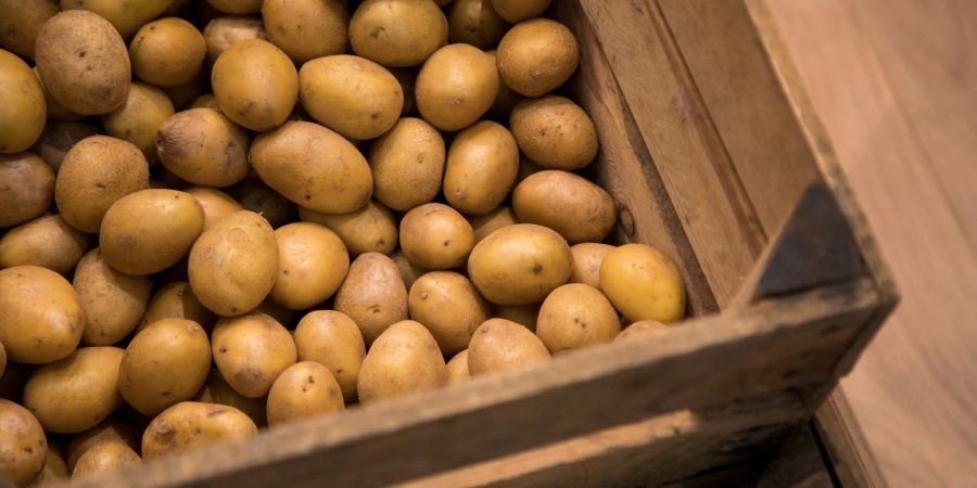 Wer Kartoffeln lagern will, sollte die Knollen in einer Holzkiste an einem dunklen, trockenen Ort aufbewahren.