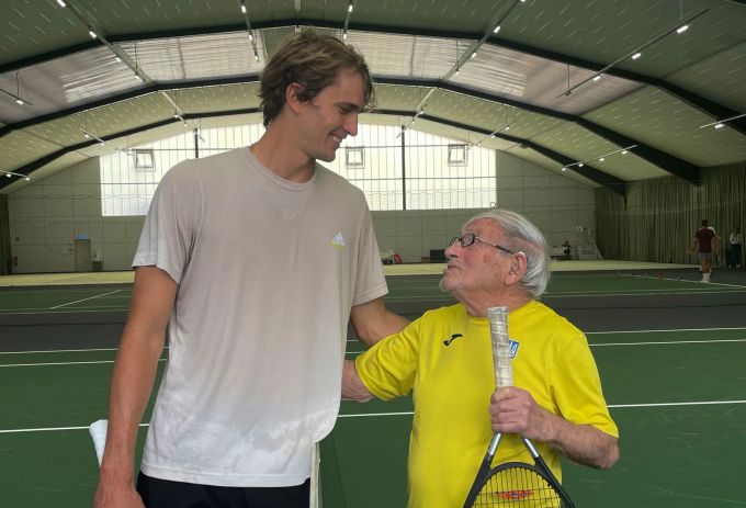 Alexander Zverev spielte mit dem 98 Jahre alten Ukrainer Leonid Stanislavskyi Tennis. -/DTB/dpa Alexander Zverev